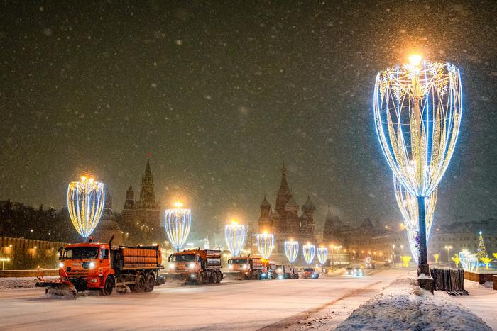 В городском медиабанке "Мосфото" стали доступны снимки ликвидации последствий снегопада коммунальными службами