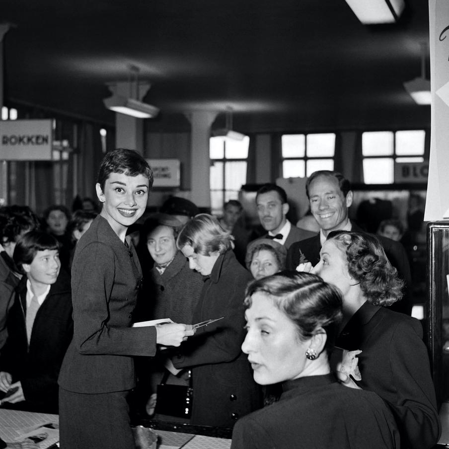 Одри Хепбёрн в костюме Givenchy в 1954 году.