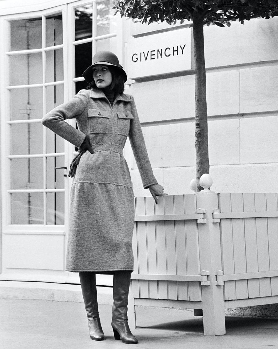 Модель позирует в одежде Givenchy в 1975 году.