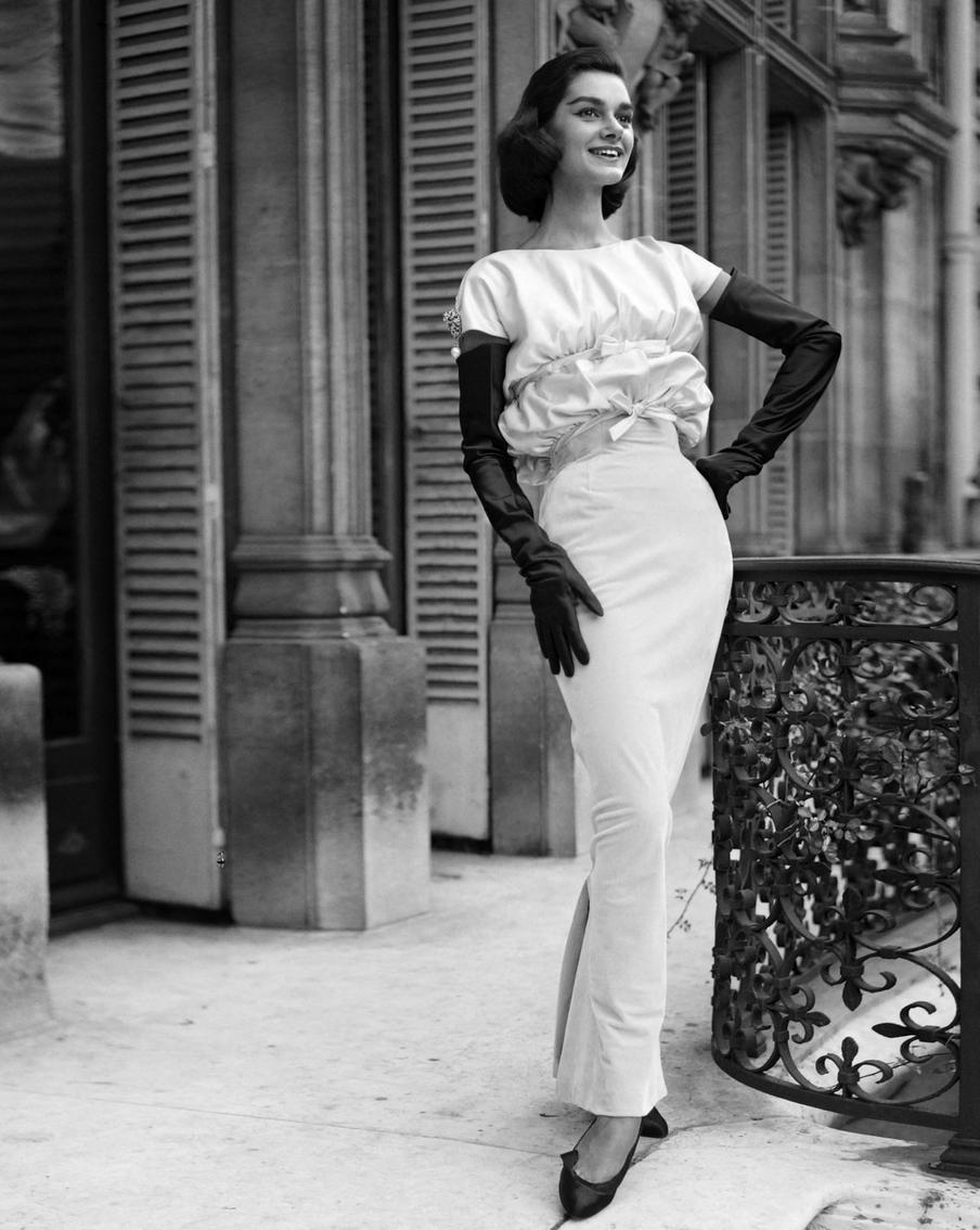 Модель позирует в одежде Givenchy в 1955 году.