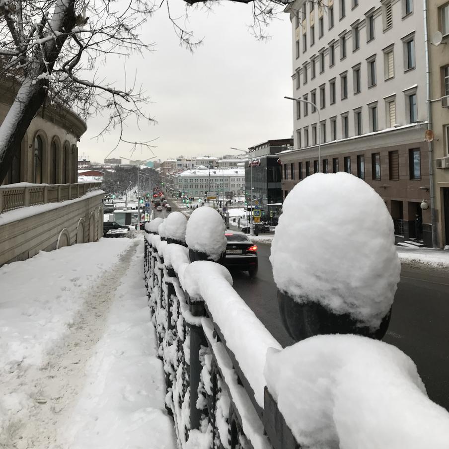 Москва утонула в снегу – за сутки выпала почти вся месячная норма. Синоптики зафиксировали рекордные показатели осадков сразу на нескольких метеостанциях столицы. В отдельных районах количество выпавшего снега уже приблизилось к климатическому пределу всего февраля