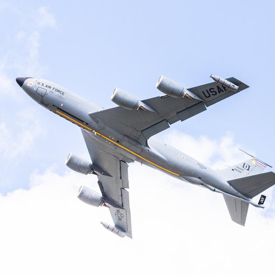 Таинственный самолёт из США замечен над Мурманской областью. Воздушное судно без опознавательных данных вылетело с американской военной базы, прошло через север Европы и оказалось в российском небе. Его маршрут и статус вызвали вопросы у наблюдателей