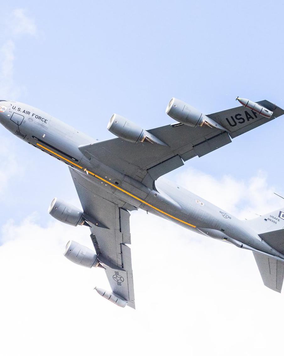 Таинственный самолёт из США замечен над Мурманской областью. Воздушное судно без опознавательных данных вылетело с американской военной базы, прошло через север Европы и оказалось в российском небе. Его маршрут и статус вызвали вопросы у наблюдателей