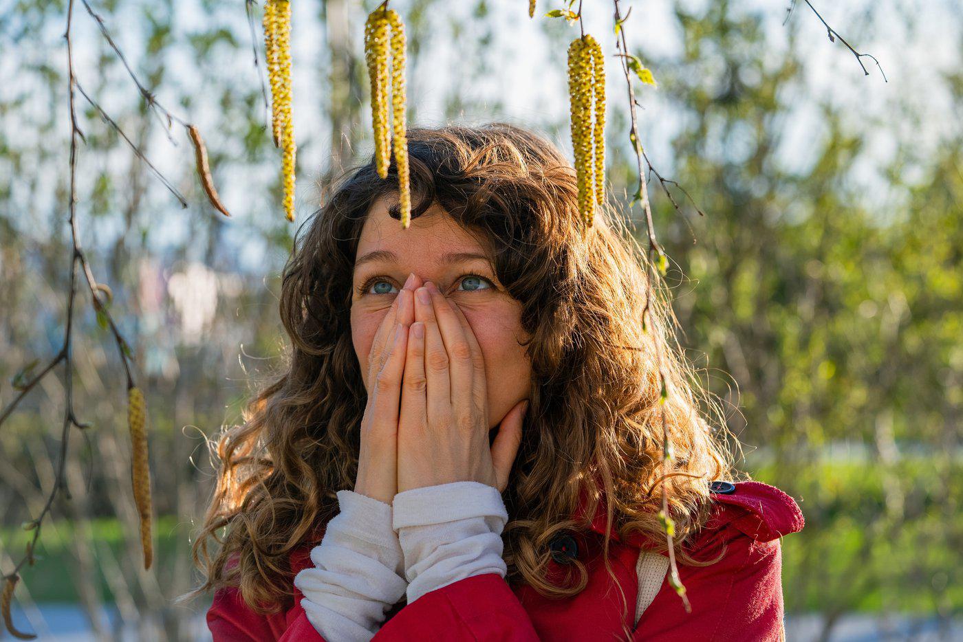 Чихать и плакать в сезон цветения растений: как аллергикам справиться с поллинозом