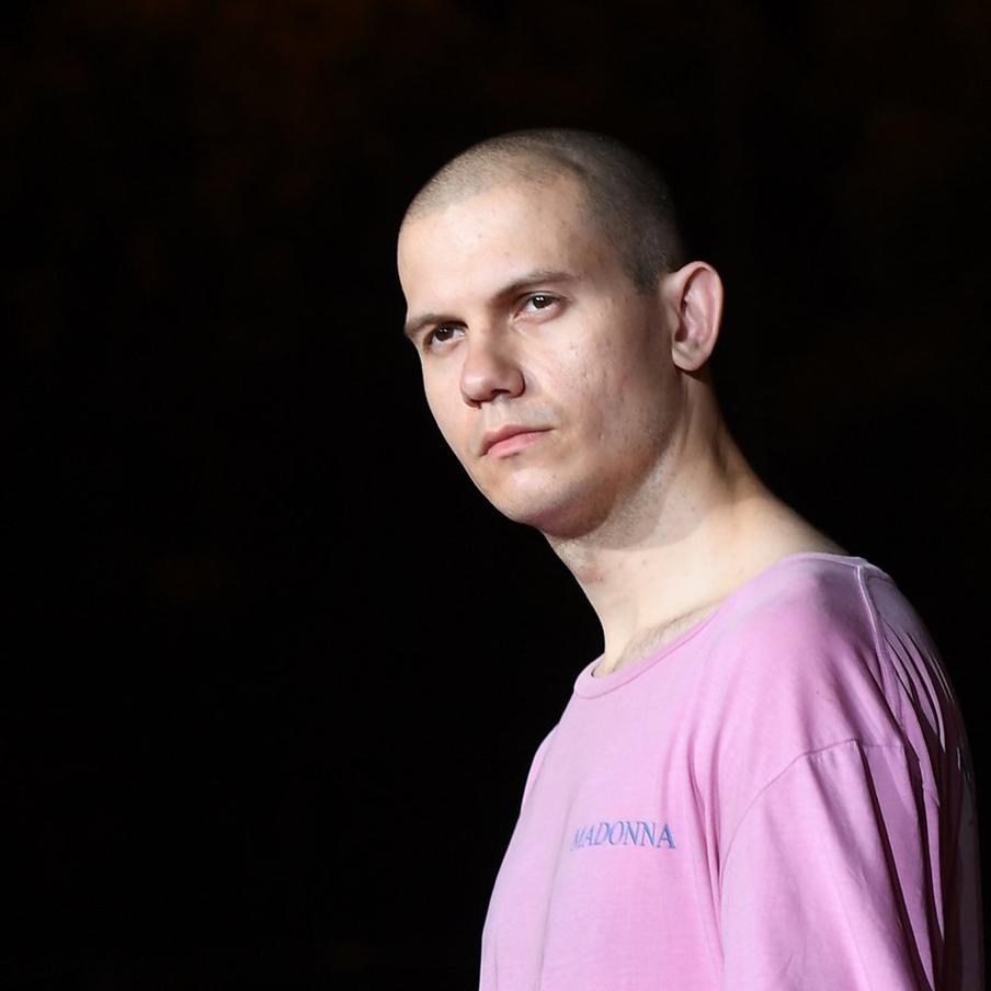 Умер фронтмен группы Shortparis Николай Комягин. Солисту и идеологу инди-коллектива было 39 лет. По информации Ксении Собчак, музыканту внезапно стало плохо после бокса – не выдержало сердце