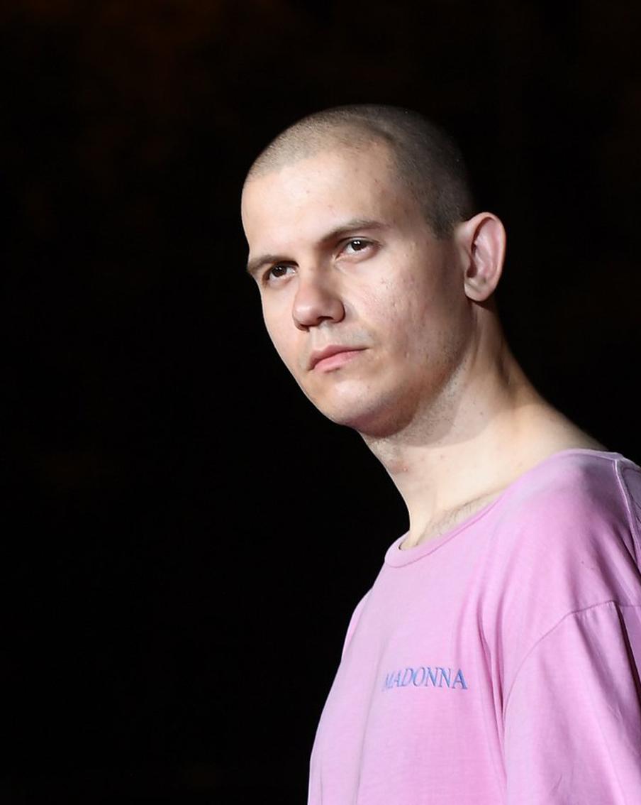 Умер фронтмен группы Shortparis Николай Комягин. Солисту и идеологу инди-коллектива было 39 лет. По информации Ксении Собчак, музыканту внезапно стало плохо после бокса – не выдержало сердце