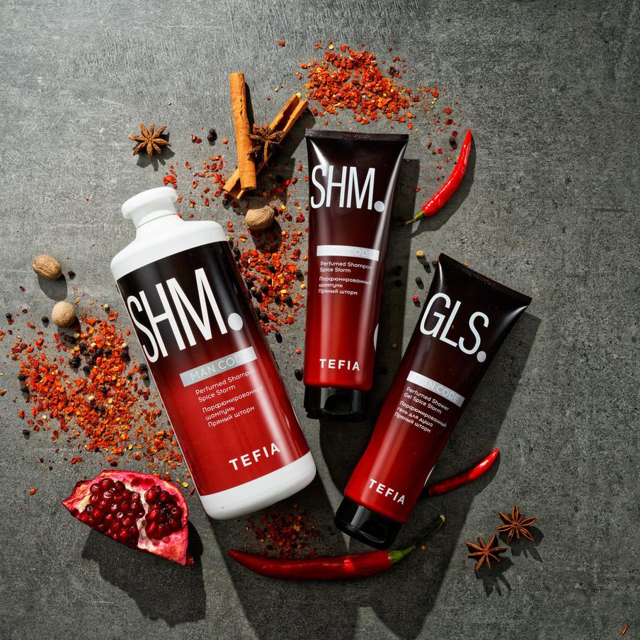 Композиция продуктов построена вокруг пряного аккорда с древесно-мускусной базой.