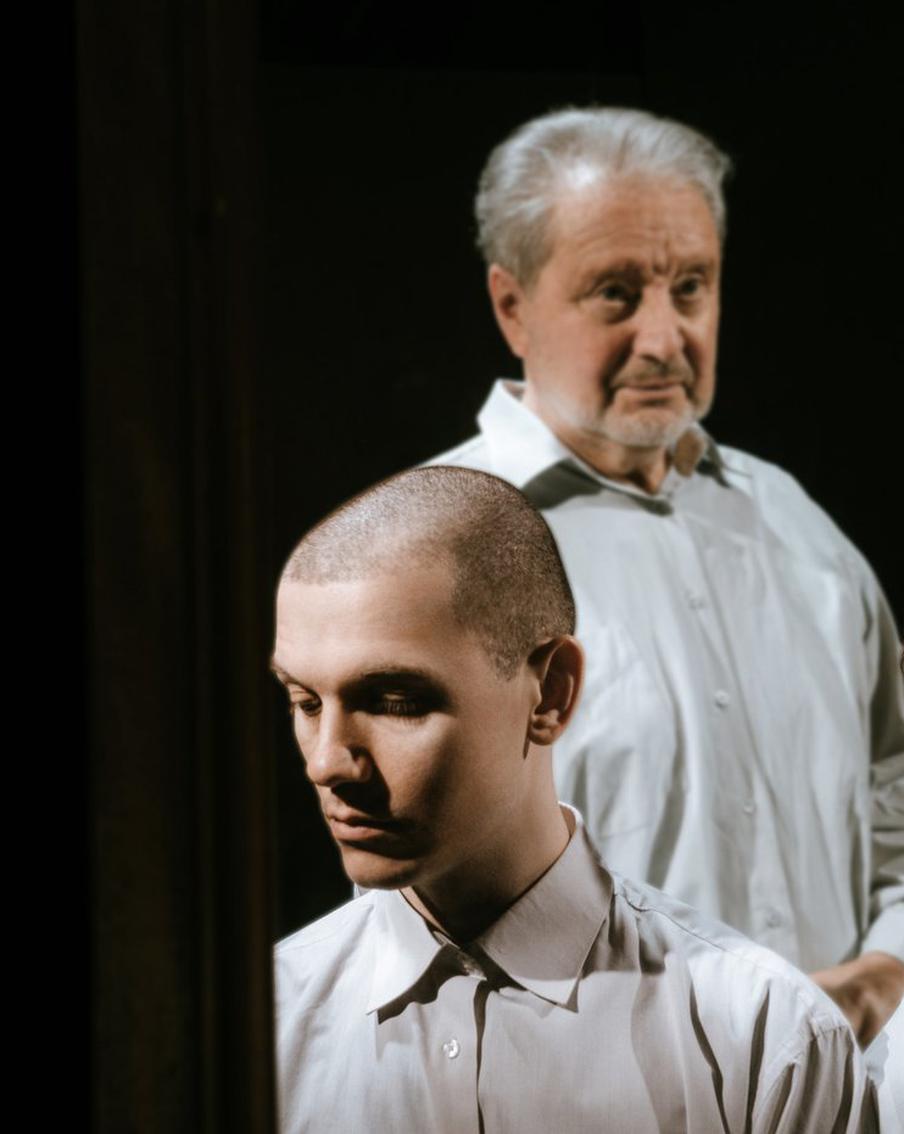 Новокузнецк, ода Лимонову и покорение мира: чем известен вокалист Shortparis Николай Комягин