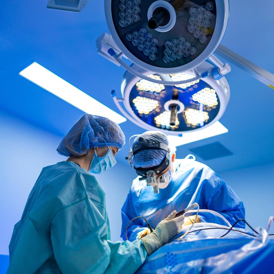 Во Владивостоке хирурги извлекли гигантскую опухоль у 18-летнего пациента. Опасное новообразование обнаружили случайно во время обследования за границей. Медикам пришлось провести сложное вмешательство и удалить поражённый орган, чтобы предотвратить серьёзные последствия