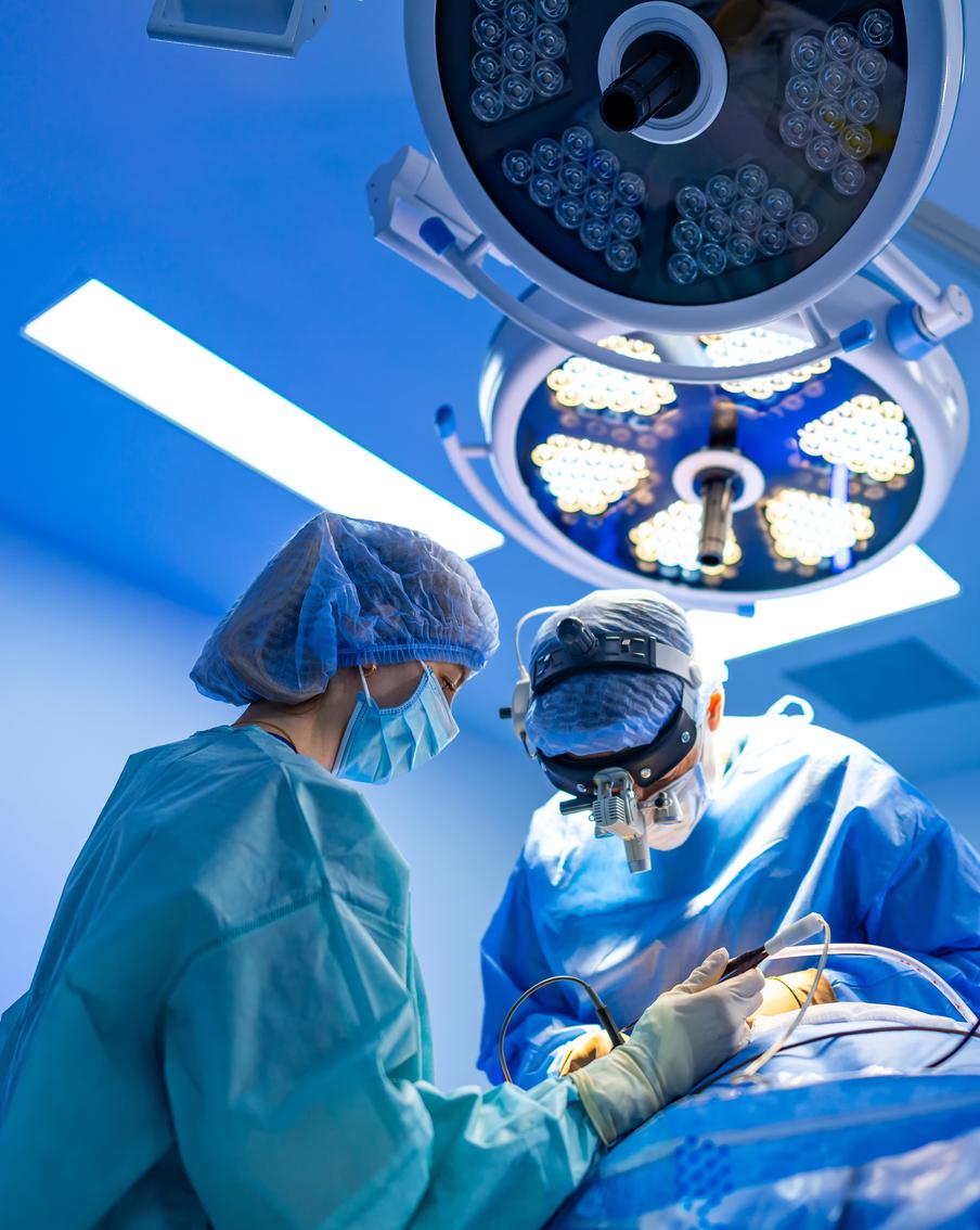 Во Владивостоке хирурги извлекли гигантскую опухоль у 18-летнего пациента. Опасное новообразование обнаружили случайно во время обследования за границей. Медикам пришлось провести сложное вмешательство и удалить поражённый орган, чтобы предотвратить серьёзные последствия