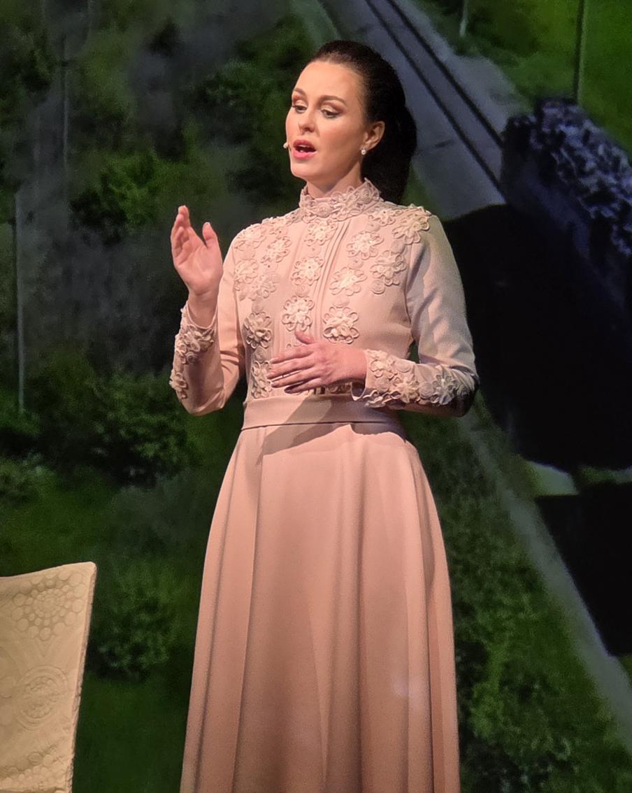 Алёна Биккулова в роли Валентины Толкуновой.