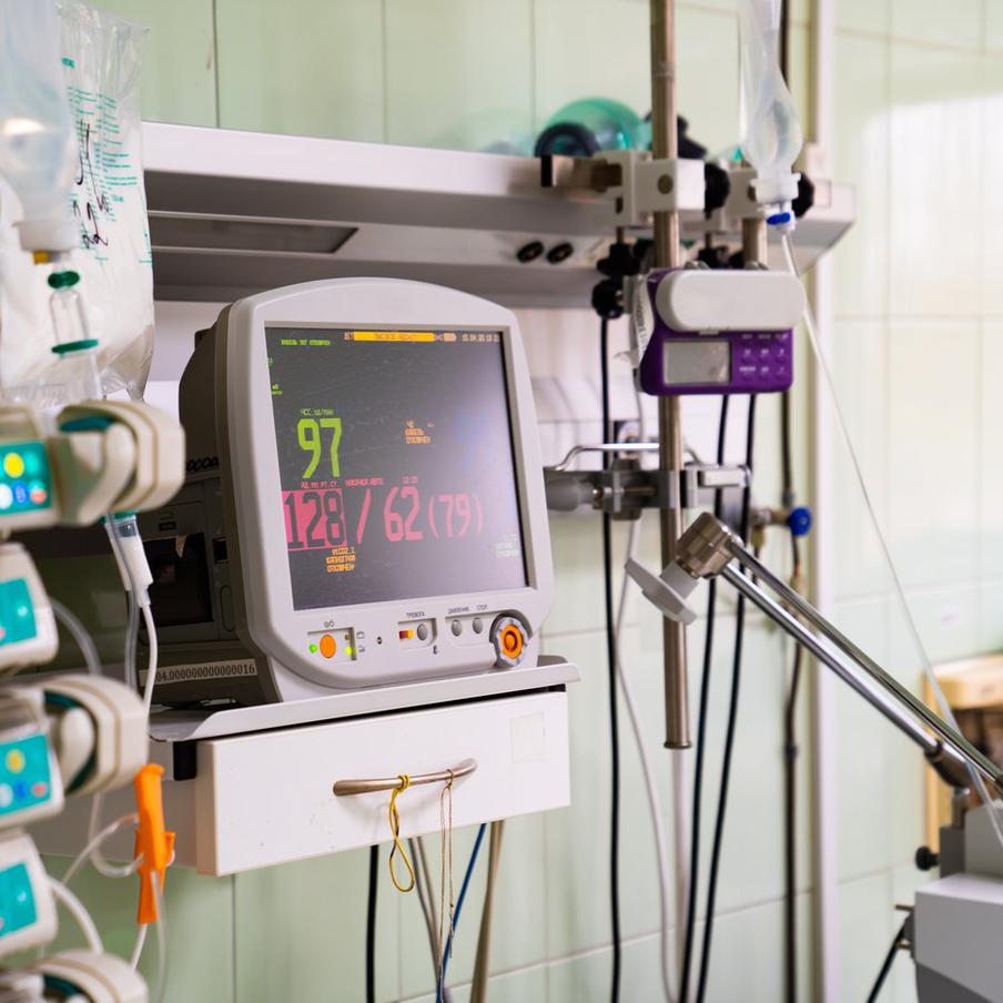 Более десяти человек пострадали в результате атаки дронов ВСУ на Удмуртию. В ходе налёта украинских беспилотников на Удмуртию пострадало 11 человек. Троим из них потребовалась госпитализация