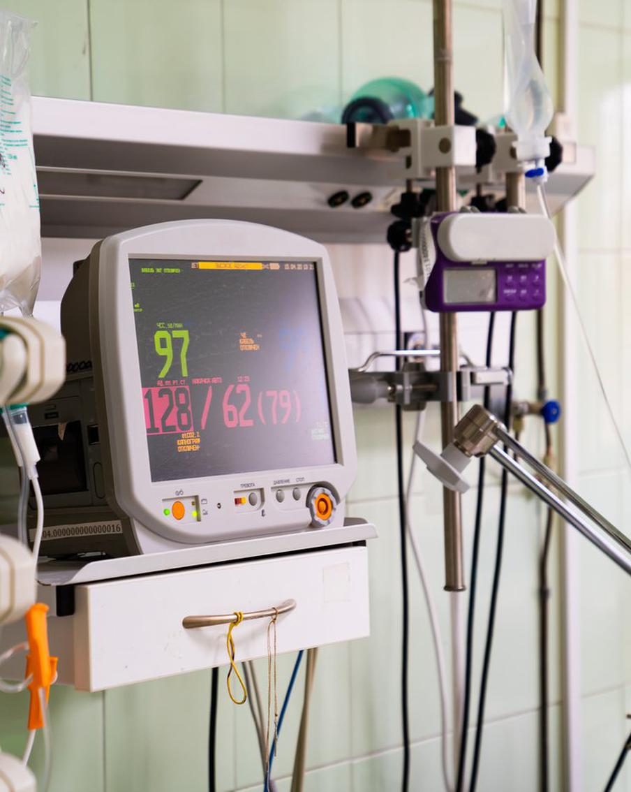 Более десяти человек пострадали в результате атаки дронов ВСУ на Удмуртию. В ходе налёта украинских беспилотников на Удмуртию пострадало 11 человек. Троим из них потребовалась госпитализация