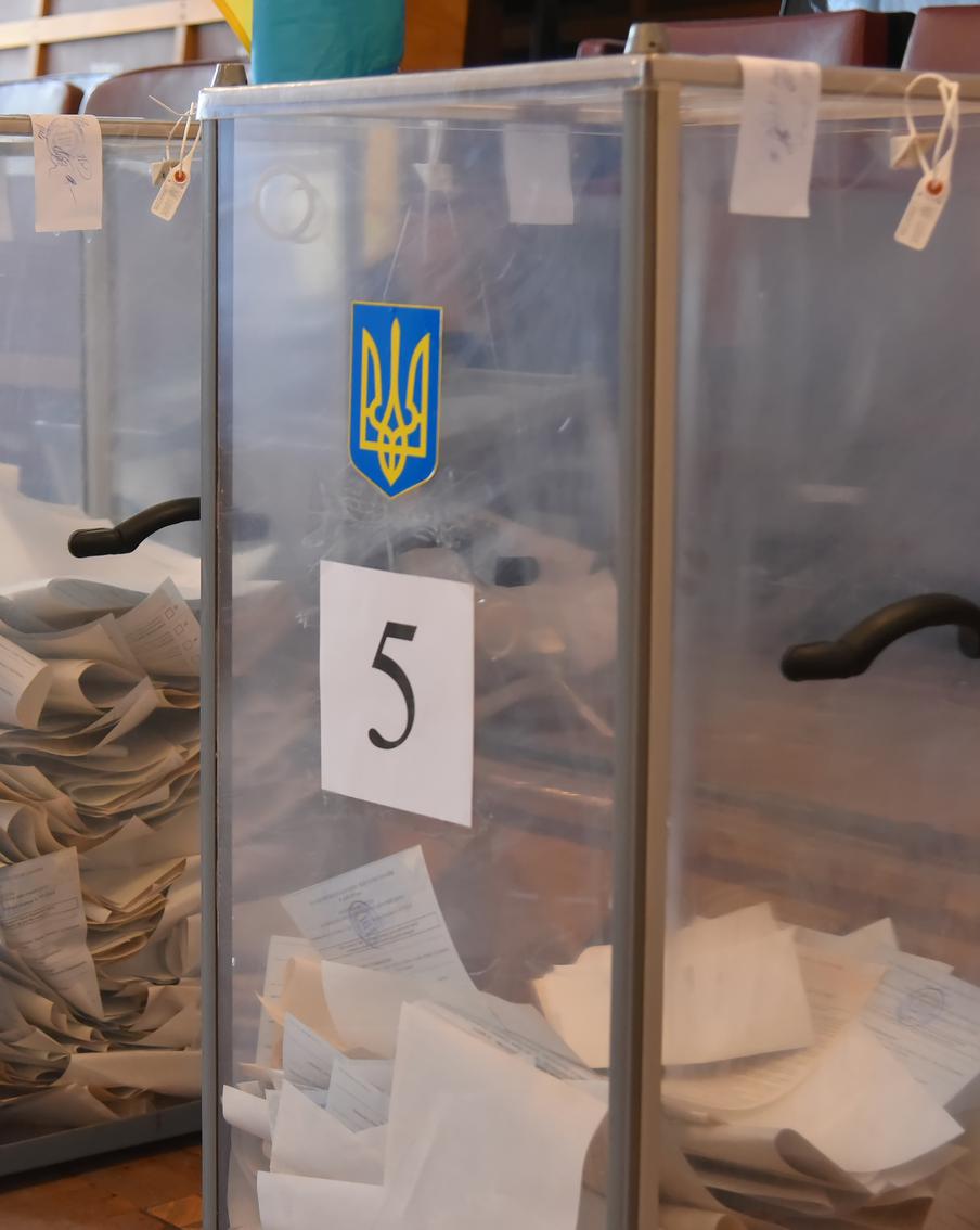 Стало известно, когда именно на Украине могут пройти президентские выборы. Выборы главы государства на Украине могут пройти уже осенью 2026 года. При этом парламентскую кампанию власти могут отложить до весны следующего года