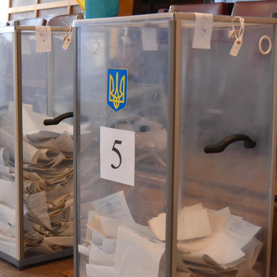 Стало известно, когда именно на Украине могут пройти президентские выборы. Выборы главы государства на Украине могут пройти уже осенью 2026 года. При этом парламентскую кампанию власти могут отложить до весны следующего года