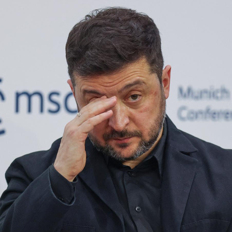 Стали известны детали распорядка дня президента Украины Владимира Зеленского. Американские журналисты раскрыли детали распорядка дня украинского руководителя. Отмечается, что он сильно повлиял на внешний вид и состояние Зеленского