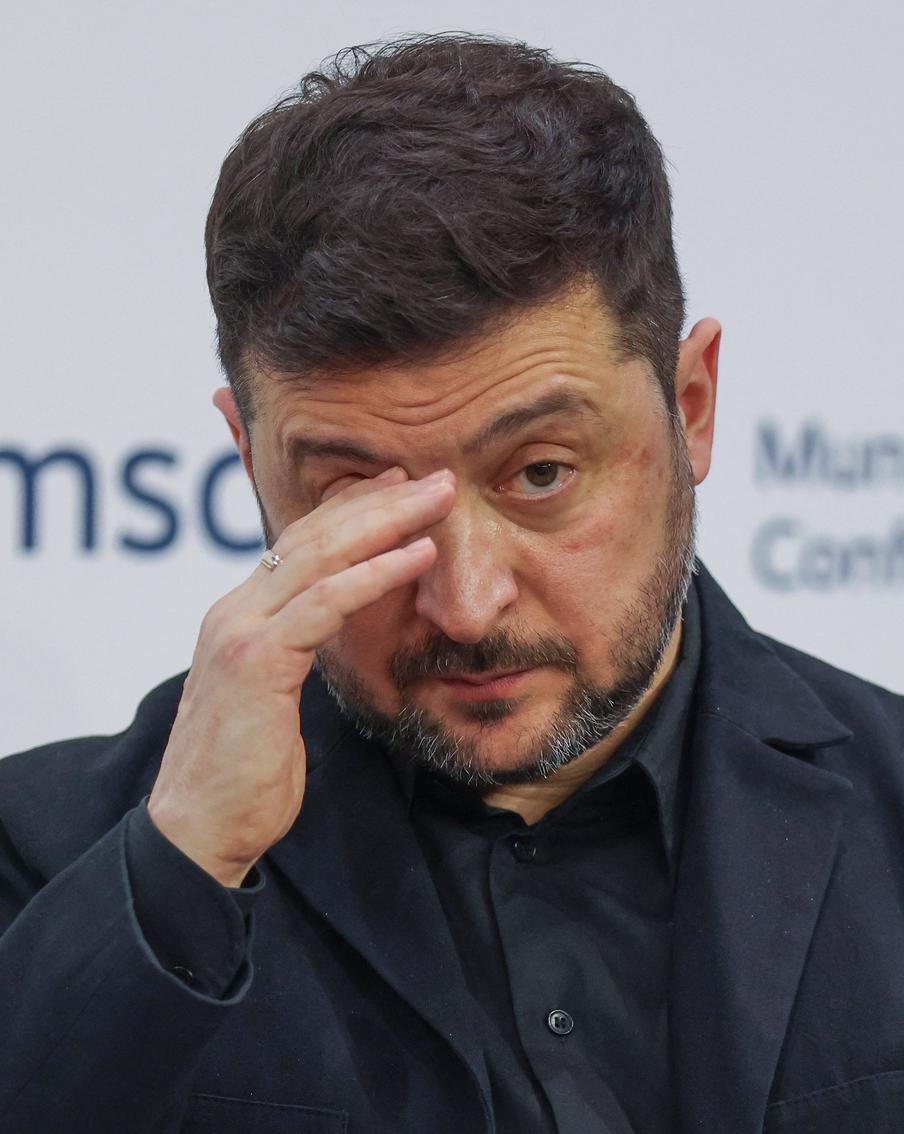 Стали известны детали распорядка дня президента Украины Владимира Зеленского. Американские журналисты раскрыли детали распорядка дня украинского руководителя. Отмечается, что он сильно повлиял на внешний вид и состояние Зеленского