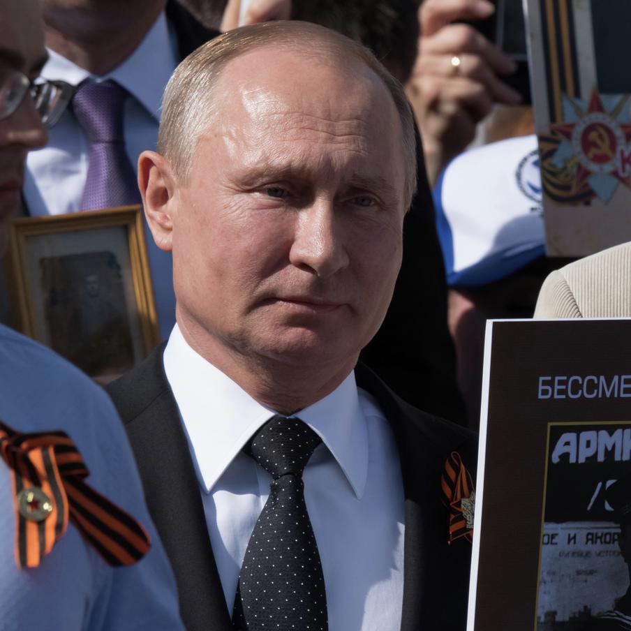 Экс-премьер России Степашин поделился подробностью из жизни Владимира Путина. Будущий российский президент в 1998 году добился от своего предшественника, Бориса Ельцина, разрешения на регулярные поездки в Санкт-Петербург к болевшему отцу