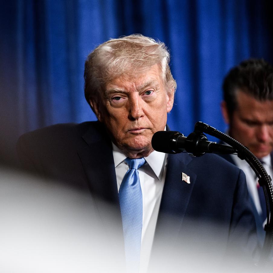 Администрация Трампа рассматривает возможность ликвидации руководства Ирана. Президент США Дональд Трамп помимо мирных сценариев урегулирования противоречий с Ираном имеет план ликвидации верховного лидера страны Али Хаменеи и его сына