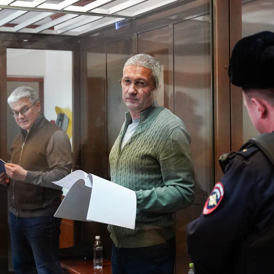 Суд рассмотрит иск об отправке осуждённого Тимура Иванова на СВО уже 2 марта. Приговорённый к 13 годам колонии общего режима за растраты в особо крупном размере экс-замминистра обороны Тимур Иванов может попытаться уйти на спецоперацию. Его иск к Минобороны РФ рассмотрит суд