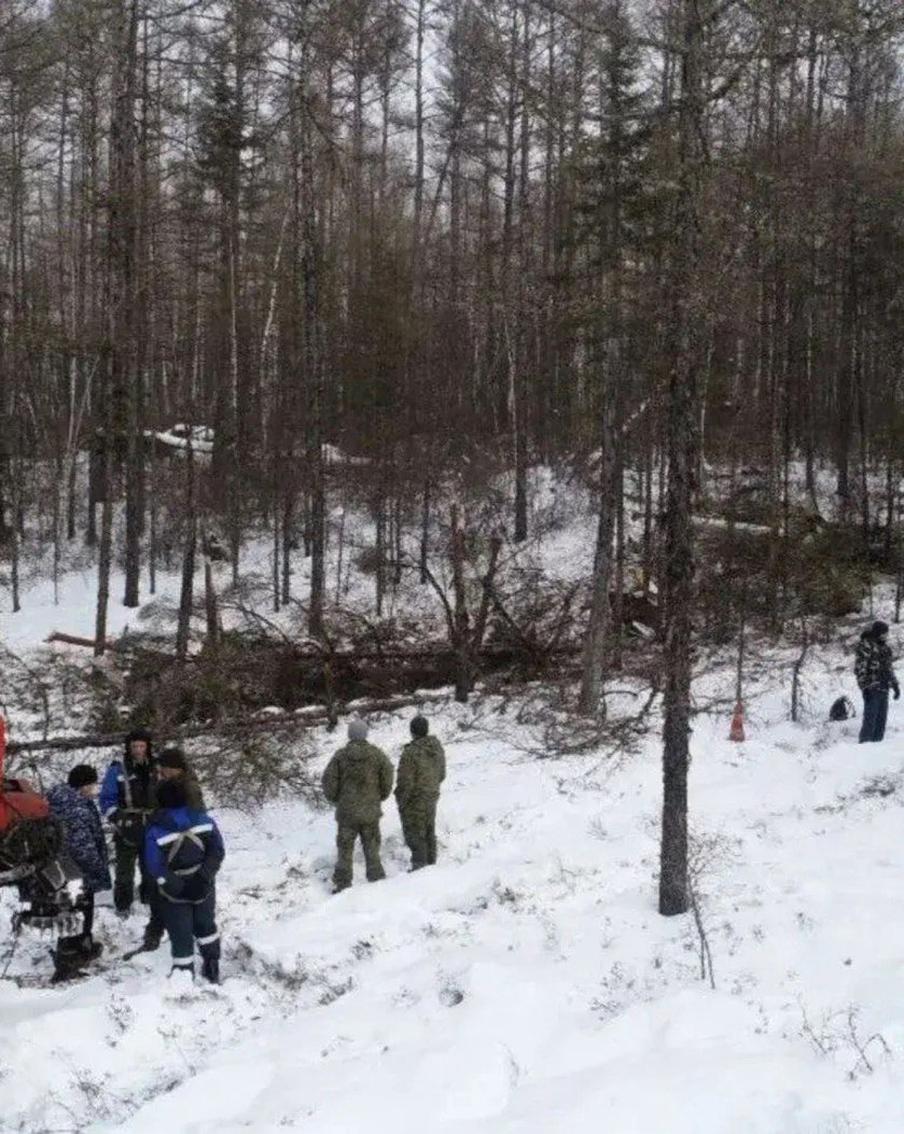 После крушения вертолёта в Приамурье объявили трёхдневный траур по погибшим. Власти Приамурья объявили на территории, где потерпел крушение вертолёт Robinson, трёхдневный траур по его погибшим пассажирам