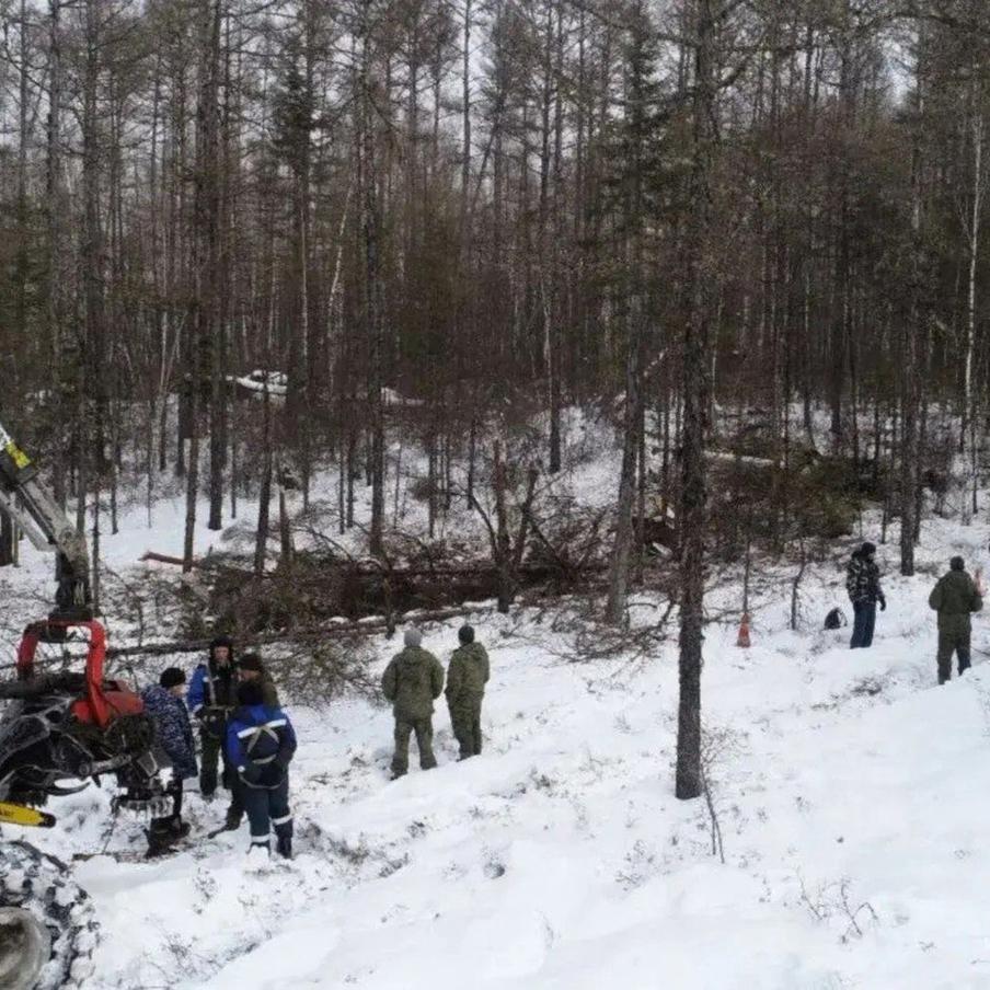 После крушения вертолёта в Приамурье объявили трёхдневный траур по погибшим. Власти Приамурья объявили на территории, где потерпел крушение вертолёт Robinson, трёхдневный траур по его погибшим пассажирам