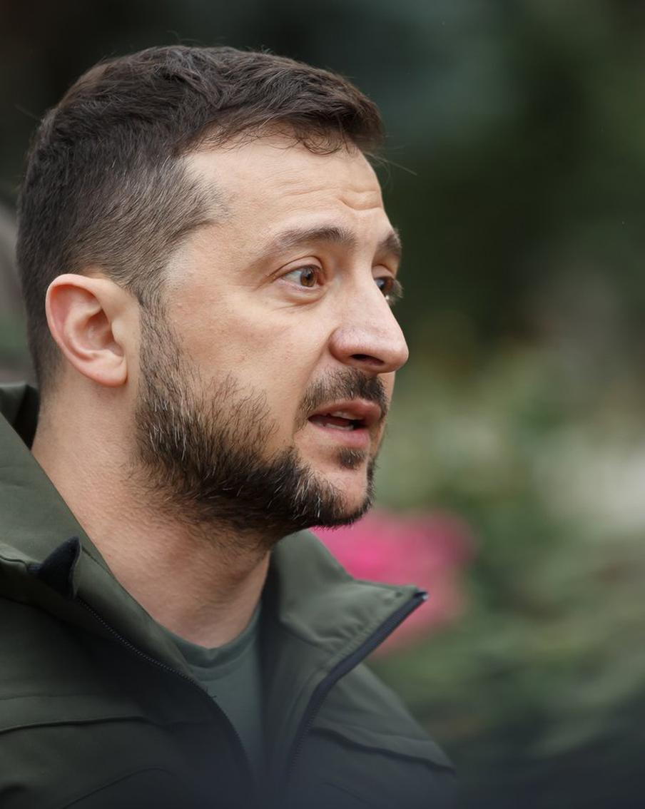 Президент Украины планирует затянуть конфликт с Россией ещё на три года. Украинский президент Владимир Зеленский после встречи с европейскими союзниками в Мюнхене потребовал от военного руководства подготовить план конфликта с Россией на трёхлетний срок