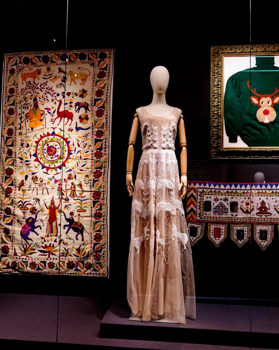 Как турецкие огурцы и дьявольские полоски захватили европейских модниц