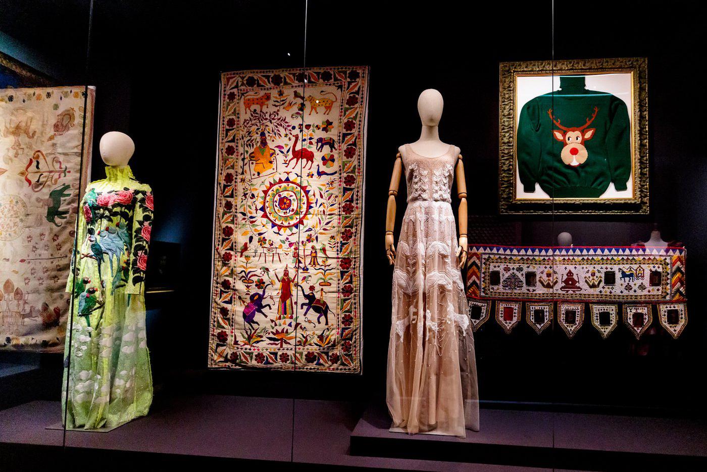 Как турецкие огурцы и дьявольские полоски захватили европейских модниц