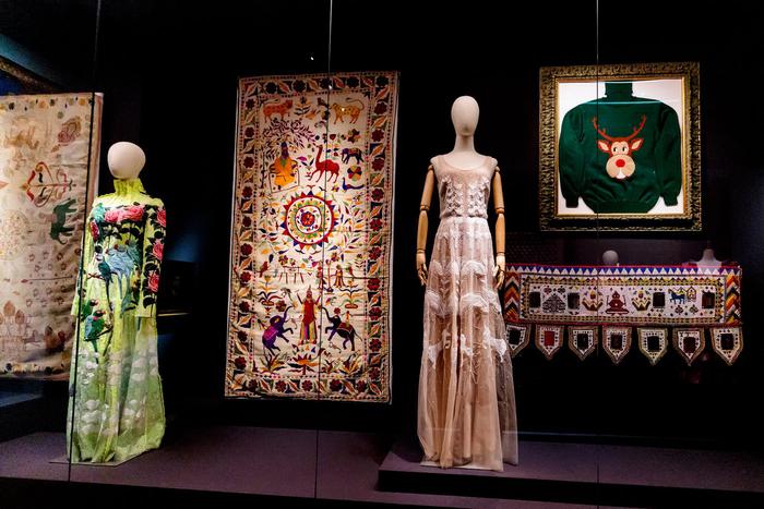 Как турецкие огурцы и дьявольские полоски захватили европейских модниц