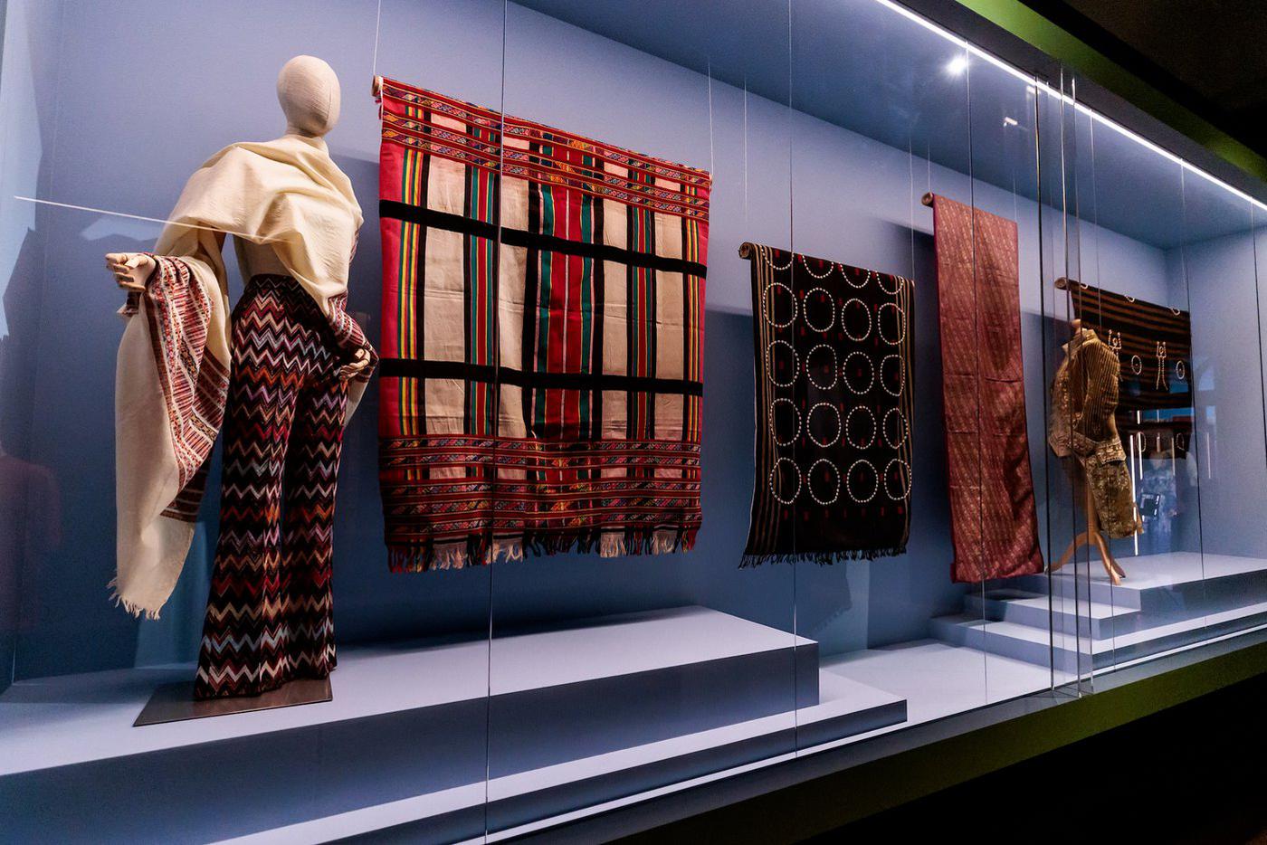 До XVI века ткани в полоску в Европе были синонимом "дьявольской графики" – полосатой одеждой маркировали изгоев, шутов, прокажённых и палачей. Этот страх перед полоской восходит к ветхозаветному запрету на смешение разных видов тканей. Но потом в Европу из Бенгалии попал тончайший полосатый муслин и яркий шёлк, и страх перед полоской начал постепенно таять.