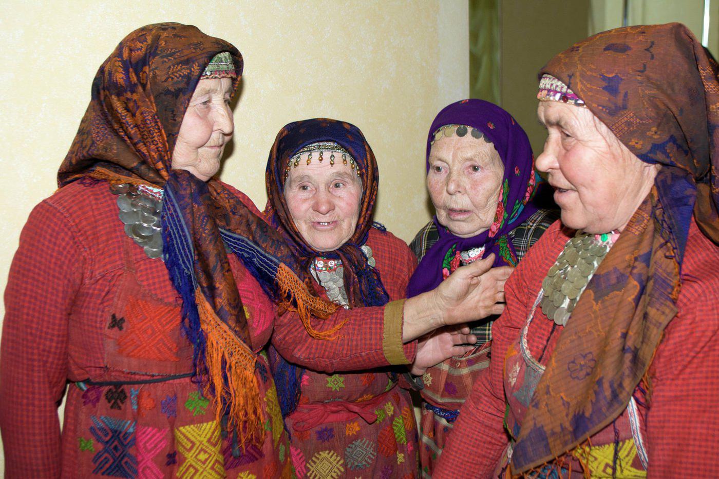 Участницы фольклорного коллектива "Бурановские бабушки" Валентина Пятченко, Наталья Пугачева, Елизавета Зарбатова и Екатерина Шкляева (слева направо).