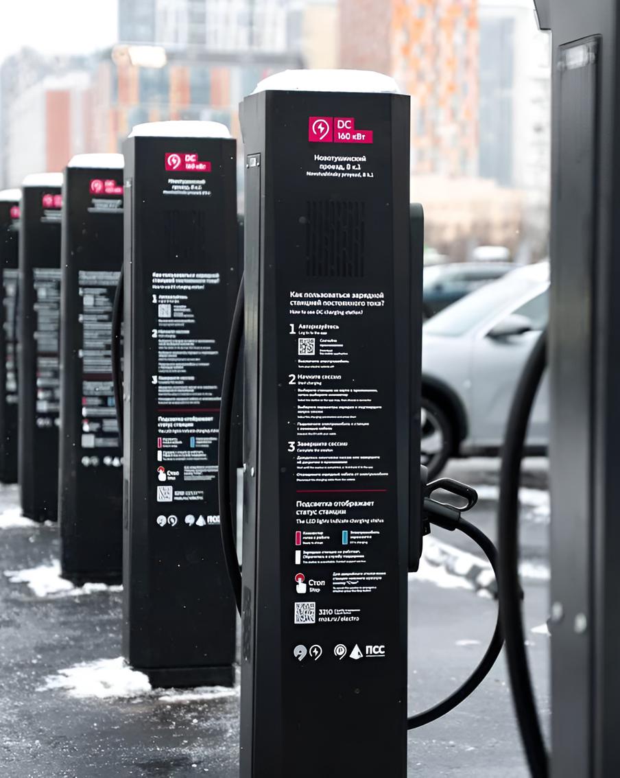 В 2026 году будет заключено 11 госконтрактов на установку и обслуживание зарядных станций для электромобилей. Заместитель Мэра Москвы в Правительстве Москвы по вопросам транспорта и промышленности Максим Ликсутов заявил, что в рамках долгосрочных государственных контрактов на уличных и городских парковках с контролем доступа планируется установить до 550 высокоскоростных электрозаправочных станций (ЭЗС)