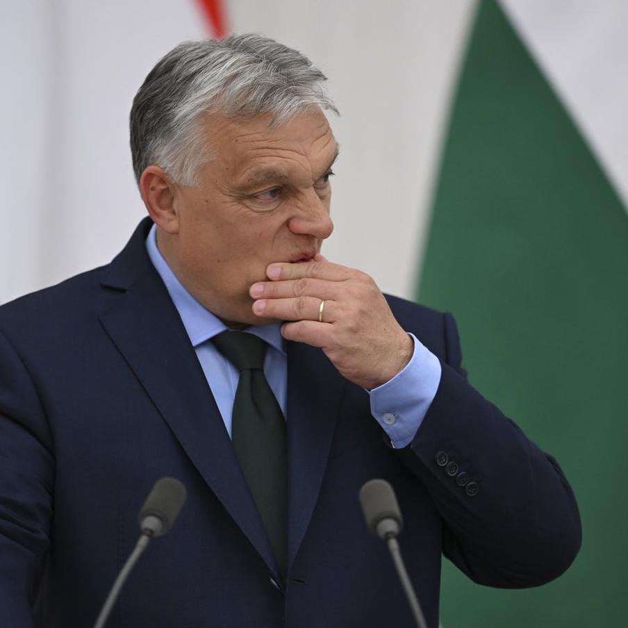 Виктор Орбан и Дональд Туск поспорили из-за помощи Украине. Премьер-министр Польши Дональд Туск и премьер-министр Венгрии Виктор Орбан вступили в публичный спор в социальной сети, обсуждая вопрос европейской помощи Украине. Туск высказал свои претензии к Орбану, обвинив его в блокировании предоставления помощи Украине со стороны ЕС