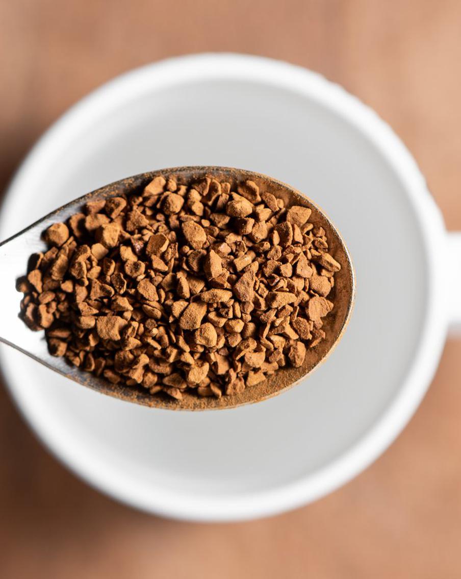 С ноября 2026 года в России будет действовать новый ГОСТ на растворимый кофе. В ноябре 2026 года в России вступает в силу новый государственный стандарт на растворимый кофе. Как сообщает РИА "Новости", этот стандарт устанавливает требования к времени заваривания и внешнему виду готового напитка, позволяя наличие небольших, распадающихся комочков