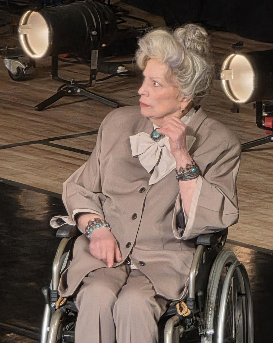 Ольга Остроумова в спектакле "8 любящих женщин".