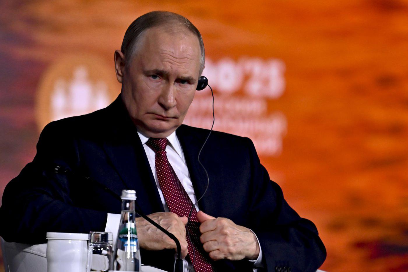 Путин поздравил россиян с Днем защитника Отечества