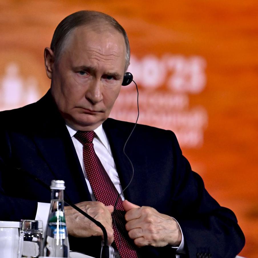 Путин поздравил россиян с Днем защитника Отечества. Президент Российской Федерации Владимир Путин поздравил граждан России с Днём защитника Отечества