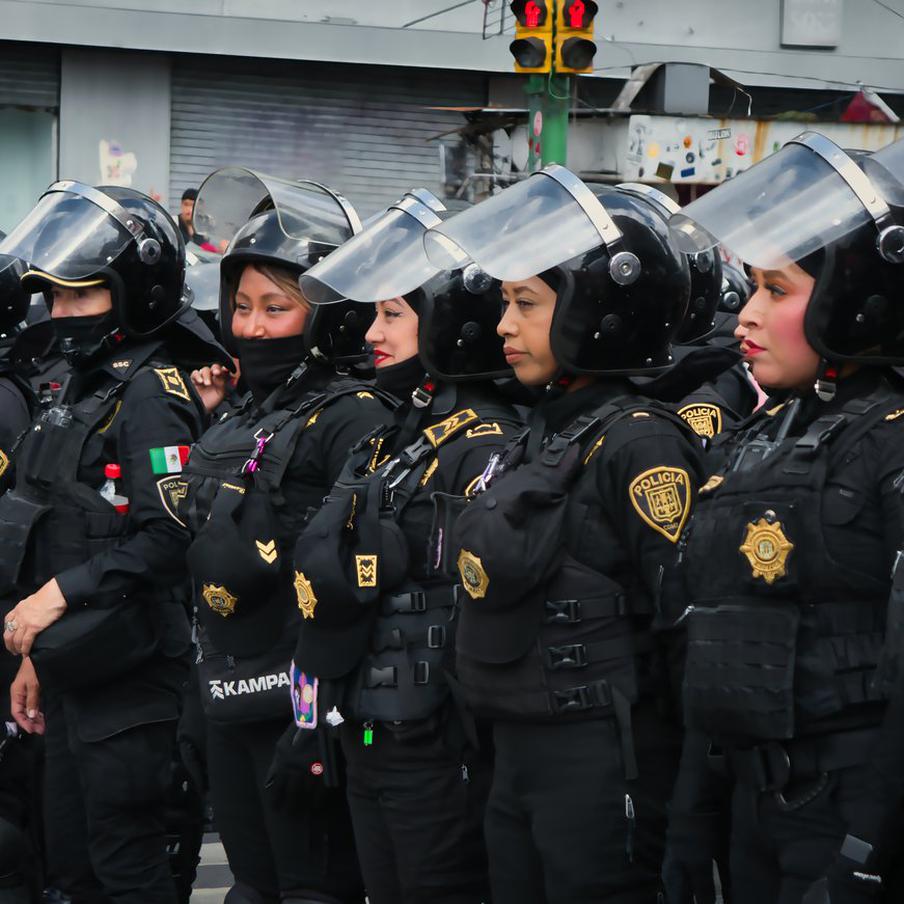 На курортах Мексики начались блокады дорог и перестрелки на фоне беспорядков. Из курортных городов Мексики приходят тревожные новости о всплесках насилия. Журналисты РИА "Новости", ссылаясь на публикации в социальных сетях, сообщают о поджогах транспортных средств и магазинов, а также о перестрелках, которые вызывают панику в аэропортах