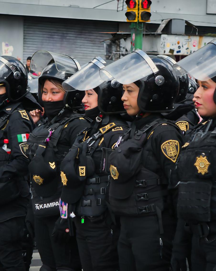 На курортах Мексики начались блокады дорог и перестрелки на фоне беспорядков. Из курортных городов Мексики приходят тревожные новости о всплесках насилия. Журналисты РИА "Новости", ссылаясь на публикации в социальных сетях, сообщают о поджогах транспортных средств и магазинов, а также о перестрелках, которые вызывают панику в аэропортах