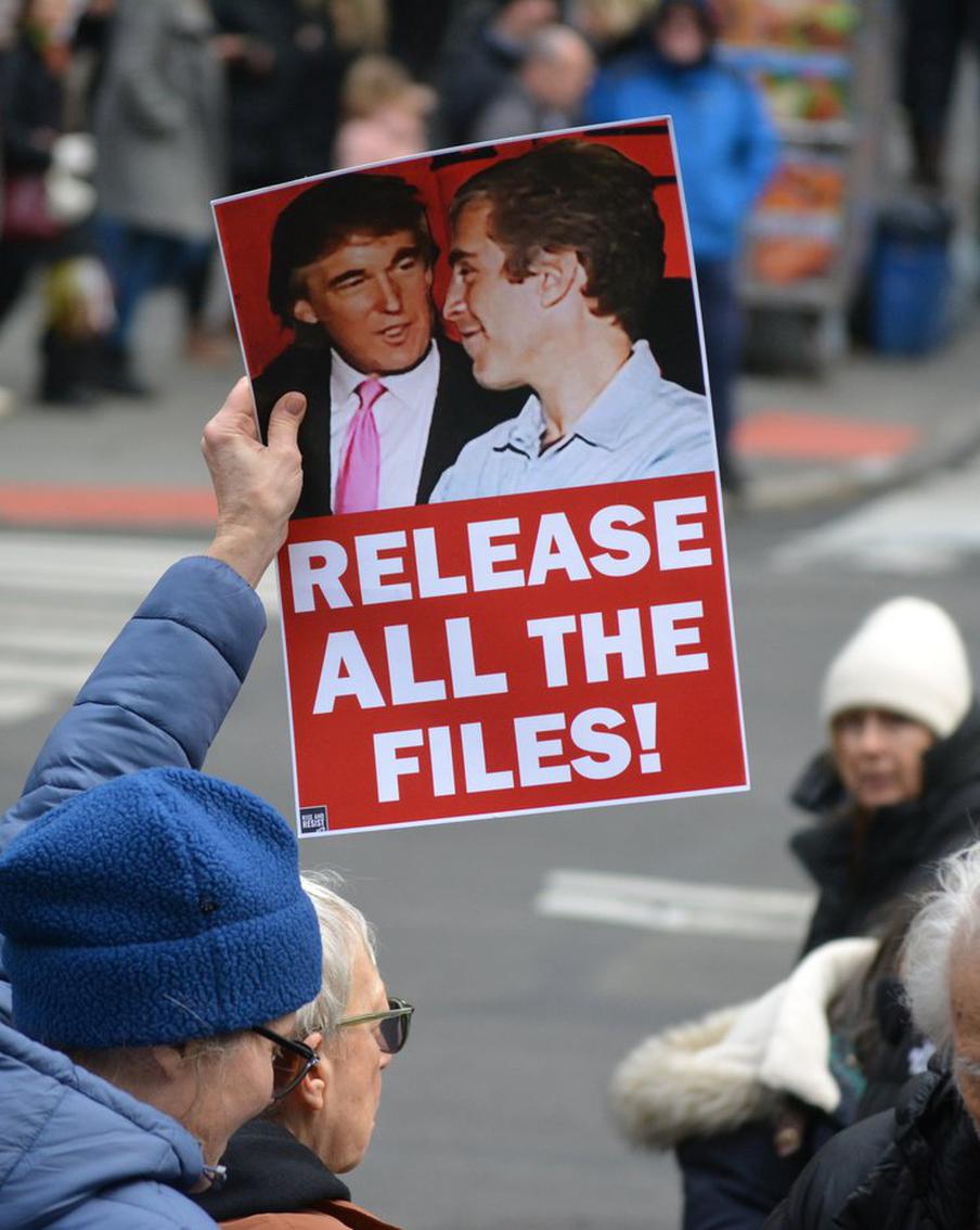 The Telegraph рассказал, как Эпштейн прятал свои файлы в секретных местах. Чтобы скрыть от американских властей компрометирующие его фотографии и компьютеры, Джеффри Эпштейн арендовал шесть секретных складских помещений, расположенных по всей территории США. Как сообщает The Telegraph, правоохранительные органы не проводили обыски в этих помещениях