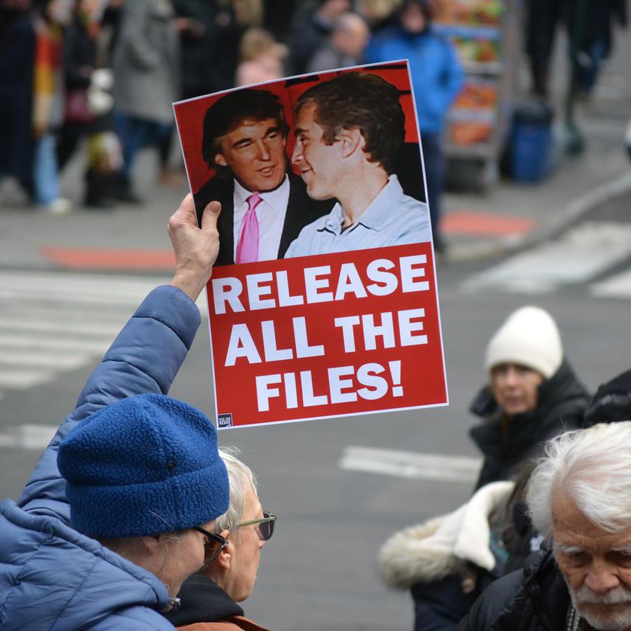 The Telegraph рассказал, как Эпштейн прятал свои файлы в секретных местах. Чтобы скрыть от американских властей компрометирующие его фотографии и компьютеры, Джеффри Эпштейн арендовал шесть секретных складских помещений, расположенных по всей территории США. Как сообщает The Telegraph, правоохранительные органы не проводили обыски в этих помещениях