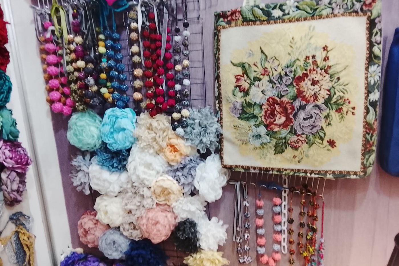 Сегодня аксессуары в стиле Гурченко ручной работы можно купить на выставке текстиля. 