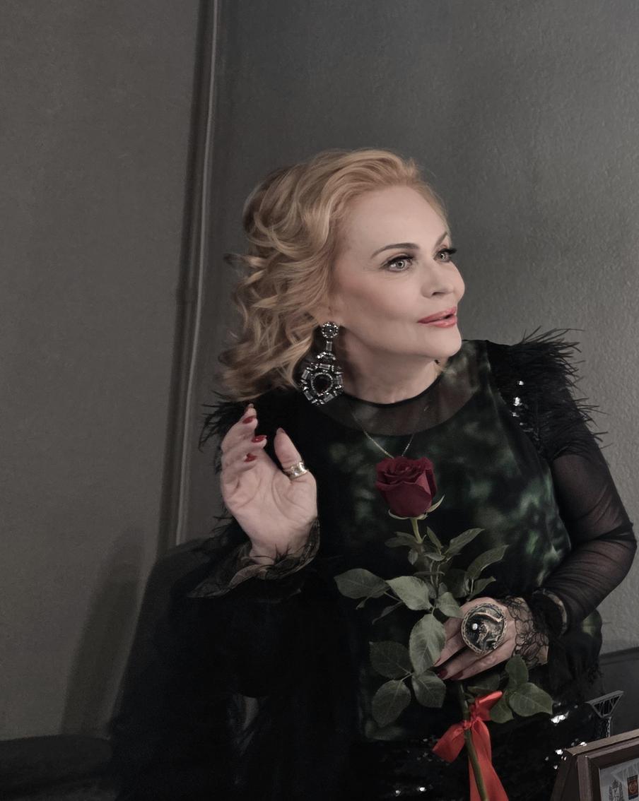 "Без макияжа меня часто не узнают": Алёна Яковлева ― об изнанке профессии, пластике и внучке