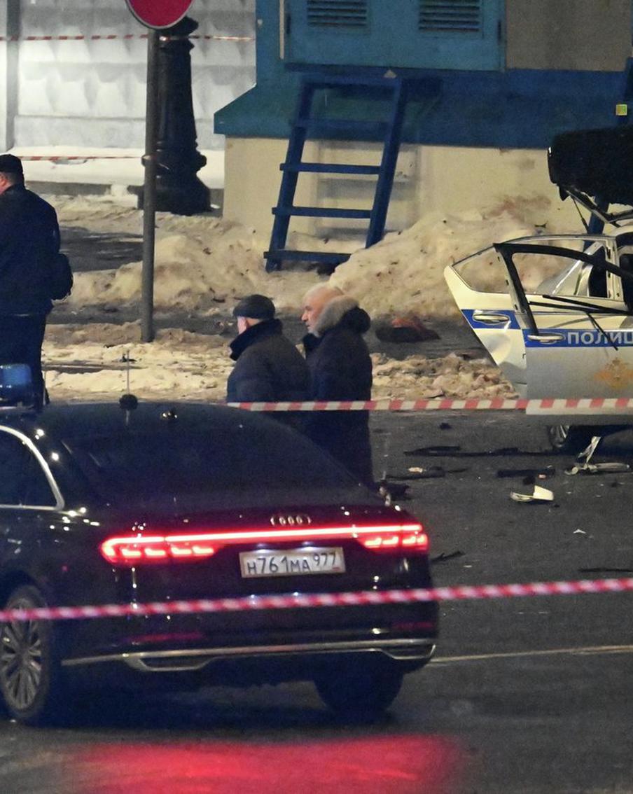 Устроивший взрыв в Москве погиб на месте происшествия, заявили в полиции. В ходе расследования взрыва, произошедшего в ночь на 24 февраля на площади у Савеловского вокзала, выяснилось, что подозреваемый погиб на месте преступления. Ранее сообщалось, что злоумышленник скрылся с места происшествия. Однако Следственный комитет также подтвердил информацию о его гибели