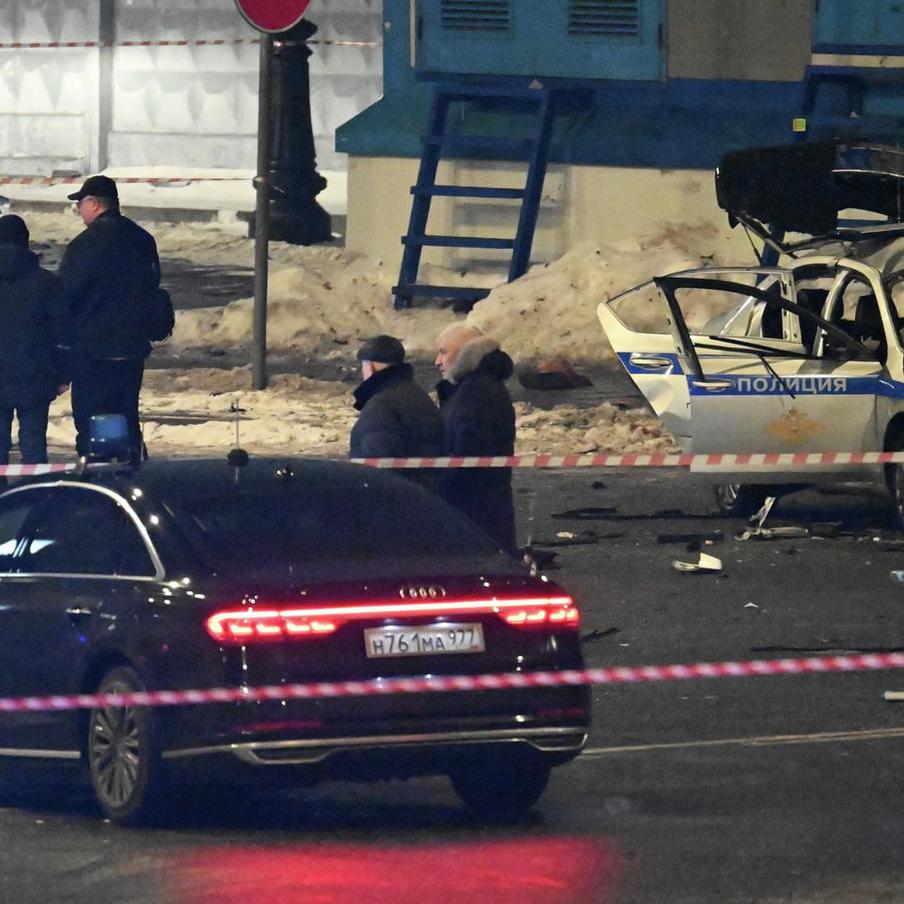 Устроивший взрыв в Москве погиб на месте происшествия, заявили в полиции. В ходе расследования взрыва, произошедшего в ночь на 24 февраля на площади у Савеловского вокзала, выяснилось, что подозреваемый погиб на месте преступления. Ранее сообщалось, что злоумышленник скрылся с места происшествия. Однако Следственный комитет также подтвердил информацию о его гибели