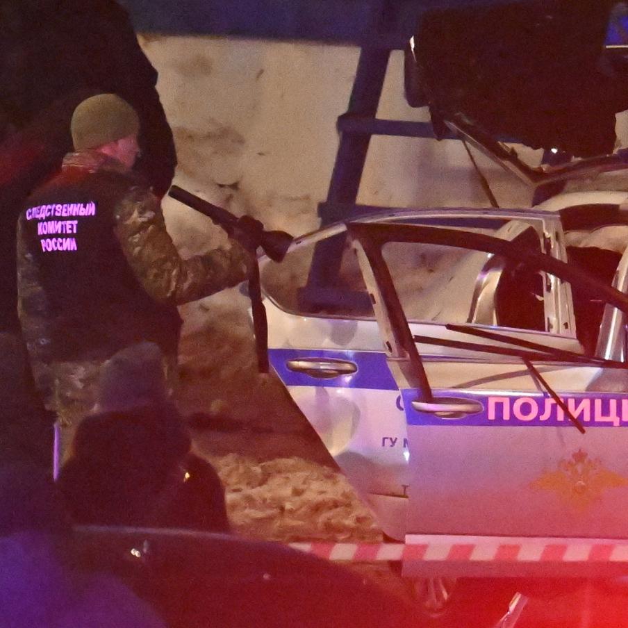 СК: причиной взрыва у машины ДПС в Москве стал самоподрыв преступника. Следственными органами установлено, что в ночь с 23 на 24 февраля в Москве на площади Савёловского вокзала неизвестный мужчина совершил самоподрыв, подойдя к трём сотрудникам Государственной автоинспекции, которые несли службу на территории вокзала