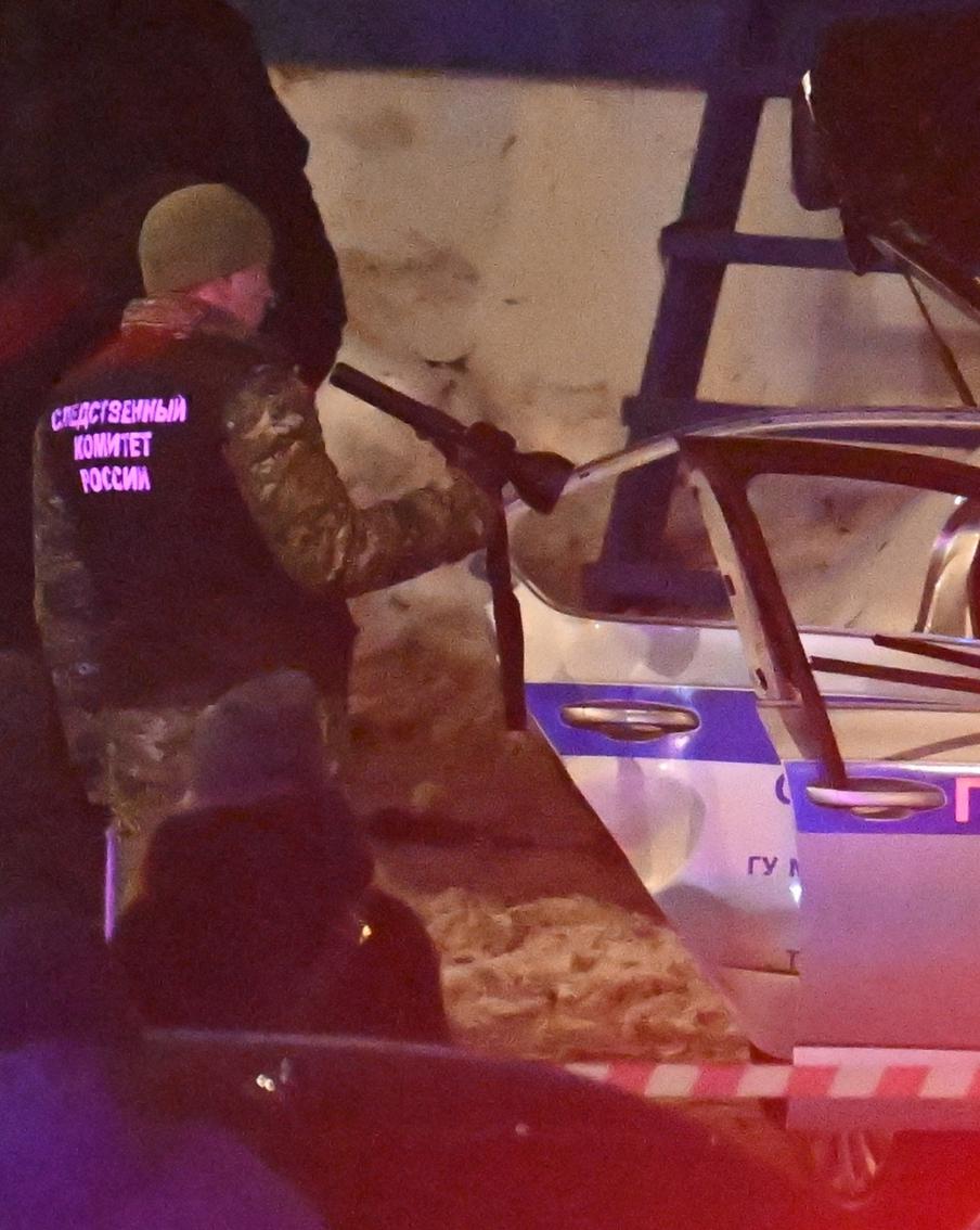 СК: причиной взрыва у машины ДПС в Москве стал самоподрыв преступника. Следственными органами установлено, что в ночь с 23 на 24 февраля в Москве на площади Савёловского вокзала неизвестный мужчина совершил самоподрыв, подойдя к трём сотрудникам Государственной автоинспекции, которые несли службу на территории вокзала