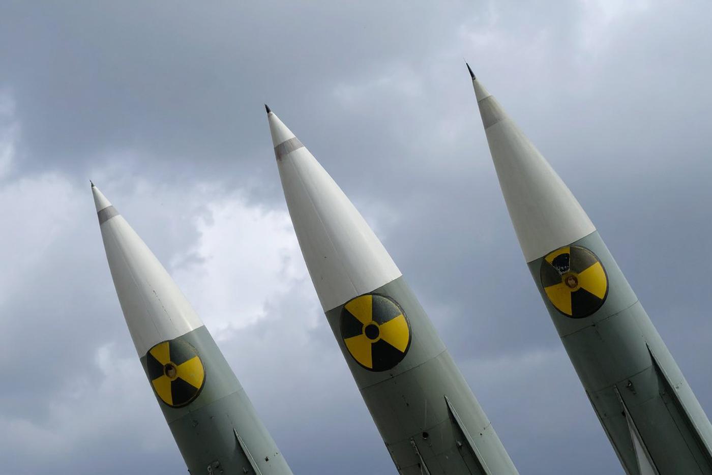 СВР: Великобритания и Франция решили тайно передать Украине ядерное оружие