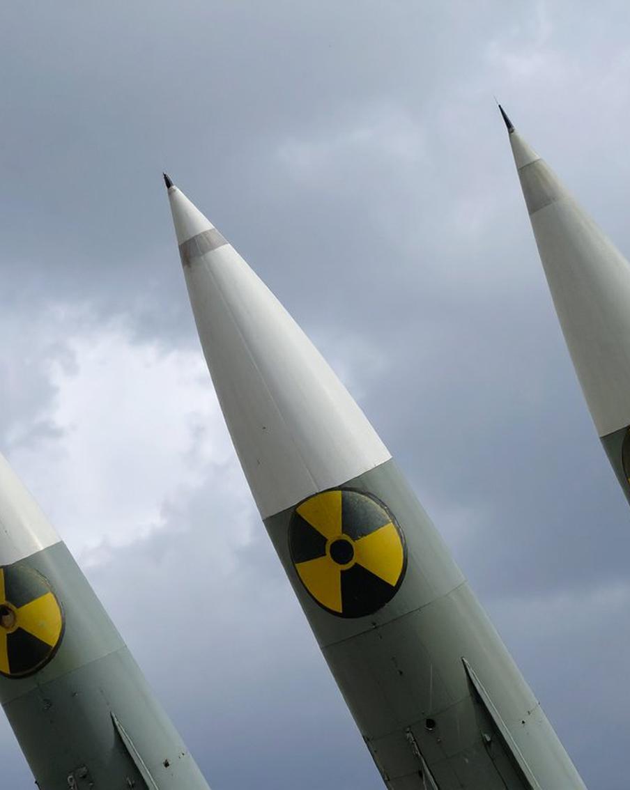 СВР: Великобритания и Франция решили тайно передать Украине ядерное оружие. Служба внешней разведки Российской Федерации (СВР) сообщила, что Великобритания и Франция планируют тайно передать Украине ядерное оружие, предположительно, в виде "грязной" бомбы. СВР утверждает, что эти страны стремятся скрыть факт поставки, выдав его за собственное украинское оружие